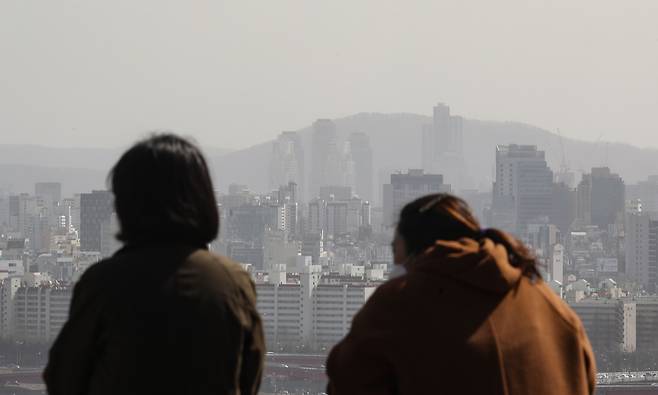 지난달 서울 응봉산에서 바라본 시내 아파트 단지 모습. /연합뉴스