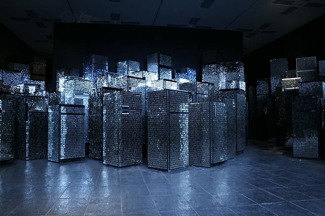 카더 아티아, 무제(스카이라인), 2007 설치. 냉장고, 깨진 거울, 검은 페인트. 가변크기 발틱현대미술센터 설치장면 영국, 뉴캐슬, 2007 Courtesy of the artist. Photo by Colin Davison