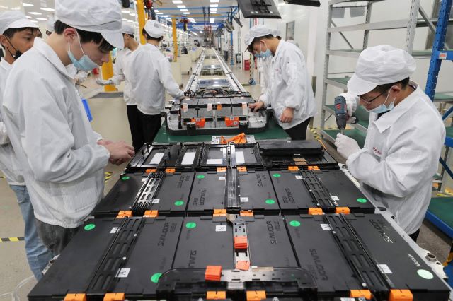 중국 장쑤성 난징시에 있는 신왕다전기차배터리 회사에서 직원들이 전기차용 배터리를 점검하고 있다./AFP 연합뉴스