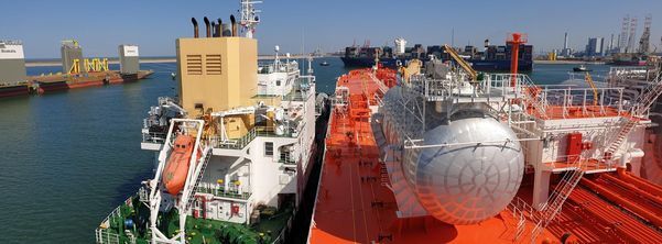 삼성중공업이 건조한 LNG 연료추진선 (사진 오른쪽)이 네덜란드 로테르담항에서 LNG 벙커링 선박(사진 왼쪽)으로부터 LNG를 공급받고 있는 모습. /삼성중공업 제공