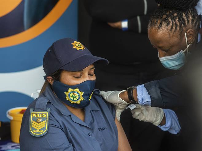 5일(현지 시각) 남아프리카공화국 가우텡주의 소웨토에서 한 여성 경찰관이 존슨앤드존슨(J&J)의 얀센 백신을 맞고 있다. /AP 연합뉴스