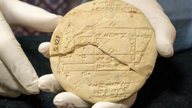 3700년 전 제작된 것으로 추정되는 고대 바빌로니아의 점토판 'Si.427'의 모형이다. 여러 종류의 직각삼각형 형태를 볼 수 있다. 뉴사우스웨일스대 제공