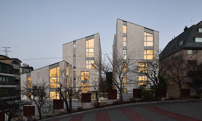 가장 허름한 집으로 통했던 30년 된 빌라는 9가구 주민들의 주도로 ‘우리 가족이 살고 싶은 집’이자 동네에서 가장 밝은 집으로 재탄생했다. 최진보 사진가 제공