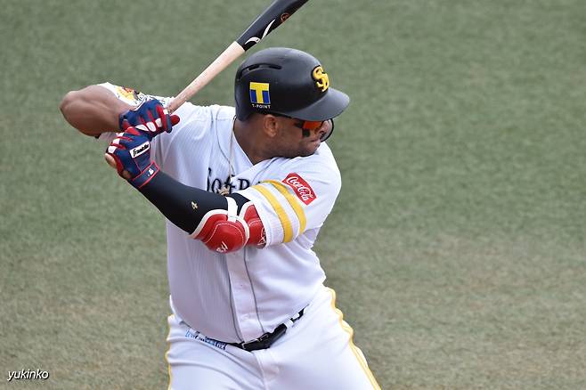 개인 SNS를 통해 은퇴를 시사한 아시아 홈런왕 발렌틴. 그러나 친정팀 야쿠르트에 대한 애정을 표시한 대목은 철없는 언행이었다는 지적도 나오고 있다.      사진=소프트뱅크 SNS