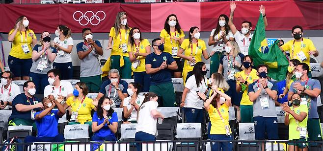 도쿄올림픽 여자 배구 준결승 대한민국과 브라질의 경기가 6일 도쿄 아리아케 아레나에서 열렸다. 브라질 대표팀 관계자들이 춤을 추며 응원하고 있다. /스포츠조선