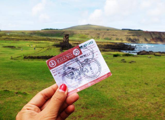 공항에서 산 모아이 유적 입장권. 입도세와 다름없다. 주요 모아이 사이트엔 어김없이 티켓 검사 직원이 폼을 잡고 있다. ⓒ강미승