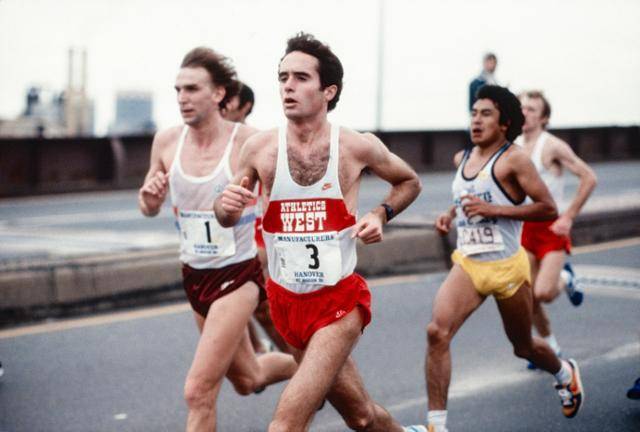 알베르토 살라자르는 마라톤 선수로 명성을 떨쳤다. 나이키는 미친 듯이 달리는 그의 이미지를 광고에 활용했다. Abacus Media Rights