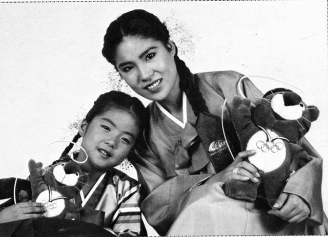 가수 김연자가 어린이 모델과 함께 88올림픽 마스코트 호돌이를 안고 있는 모습을 실은 1988년 한국일보 지면.