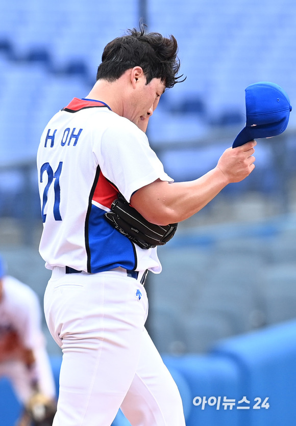 7일 일본 가나가와현 요코하마 스타디움에서 2020 도쿄올림픽 야구 한국과 도미니카공화국의 동메달결정전이 펼쳐졌다. 한국 오승환이 8회초 1사 2루 도미니카 미에세스에게 2점 홈런을 허용한 후 아쉬워하고 있다.