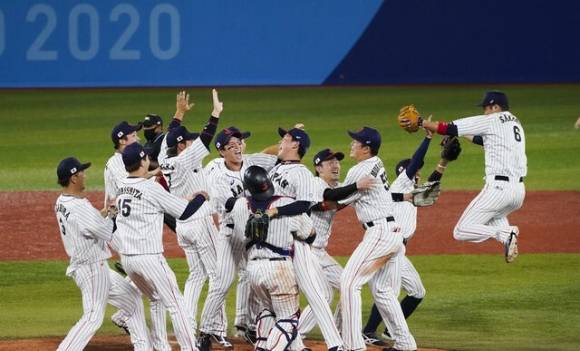 일본 야구대표팀이 7일 열린 도쿄올림픽 미국과 결승전에서 2-0으로 이겨 금메달을 차지했다. [사진=뉴시스]
