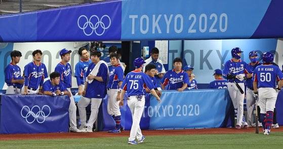 4일 일본 요코하마 스타디움에서 열린 도쿄올림픽 야구 준결승전 한국과 일본의 경기. 경기에서 패배한 한국 선수들이 아쉬워하고 있다. 연합뉴스