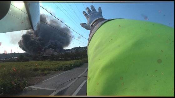 교통경찰이 화재 현장으로 향하는 소방차의 길 터주기를 지시하는 안깨남의 '긴급한 순간 1초와의 사투' 섬네일(생략도). 이 영상은 290만의 조회 수를 기록했다. 경기도북부소방재난본부