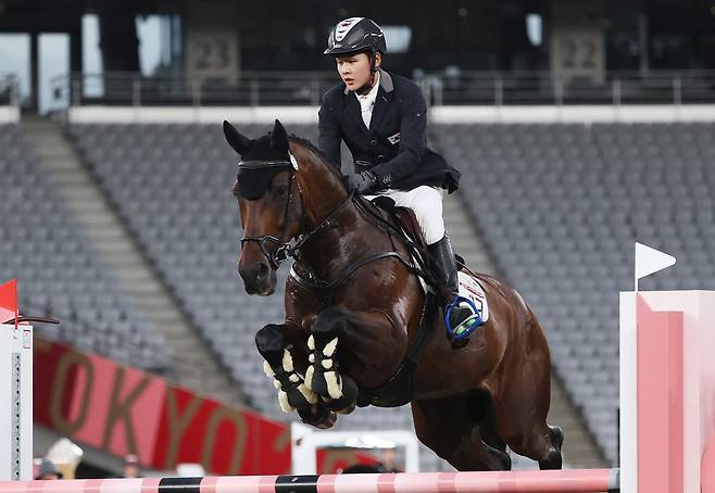 근대5종 국가대표 전웅태가 7일 오후 일본 도쿄스타디움에서 열린 도쿄올림픽 근대5종 남자 승마 장애물 비월에서 말을 타고 장애물을 넘고 있다. [뉴스1]