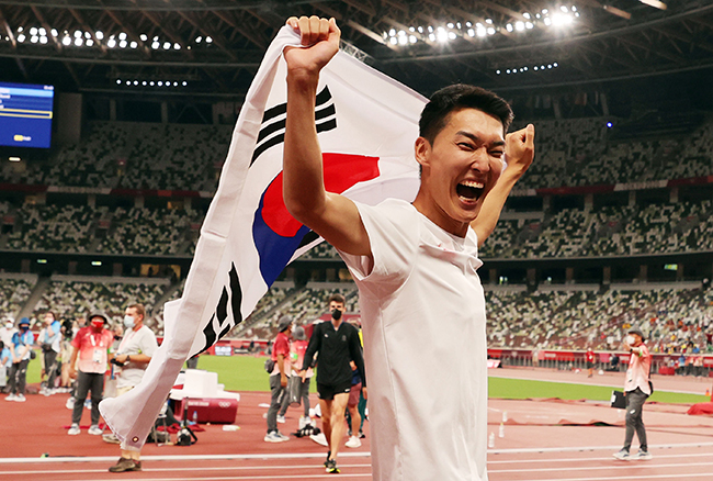 지난 1일 도쿄올림픽 남자 높이뛰기에서 2m 35 한국신기록을 세우며 4위를 차지한 우상혁이 도쿄 올림픽스타디움에서 경기 종료 후 태극기를 펼치며 기뻐하고 있다.  /사진=(도쿄)연합뉴스