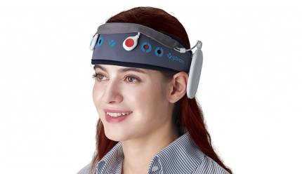 경두개직류전기자극기 ‘마인드스팀’ 사용 모습. /사진제공=와이브레인