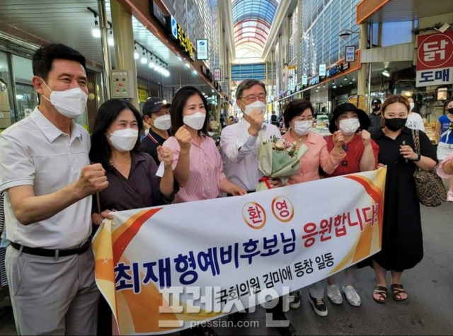 ▲7일 최재형 전 감사위원장이 포항 죽도시장을 찾고 있다. ⓒ프레시안(오주호)