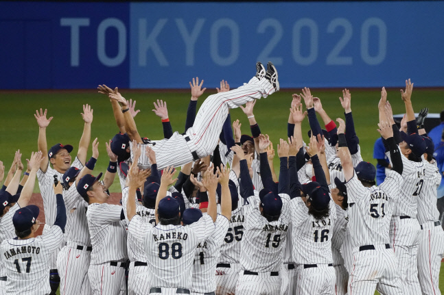 도쿄 올림픽 일본 야구 대표팀 이나바 야쓰노리(가운데) 감독이 지난 7일 요코하마 스타디움에서 열린 미국과 결승전에서 승리한 뒤 선수들에게 헹가래를 받고 있다. 요코하마 | AP연합뉴스