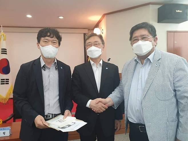 국민의힘 최재형 대선 예비후보가 7일 오후 경북 경주시 양남면 나아리 마을회관에서 열린 월성원전 주민간담회에 참석, 한국수력원자력 이사회에서 비상임이사로서 월성 1호기 조기폐쇄 결정에 유일하게 반대한 조성진 경성대 에너지학과 교수와 인사하고 있다. 왼쪽은 월성 1호기 부패신고자 강창호 한수원 새울원자력본부 새울1발전소 노조 지부위원장./김미애 의원 페이스북