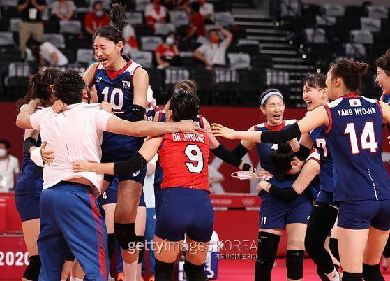 라바리니 감독과 김연경을 비롯한 선수단이 지난 31일 일본에 극적인 역전승을 거두고 8강행을 확정지은 뒤 기뻐하고 있다.