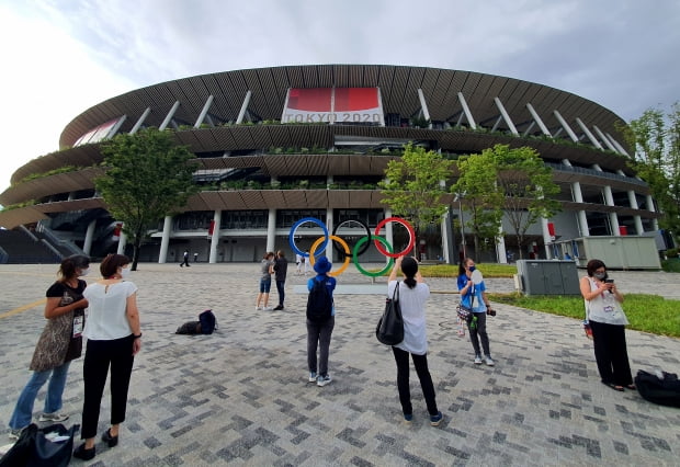 도쿄올림픽 폐막일인 8일 일본 도쿄 올림픽스타디움에서 출입이 허용된 관계자들이 오륜기 조형물 앞에서 사진을 찍고 있다.  /사진=연합뉴스