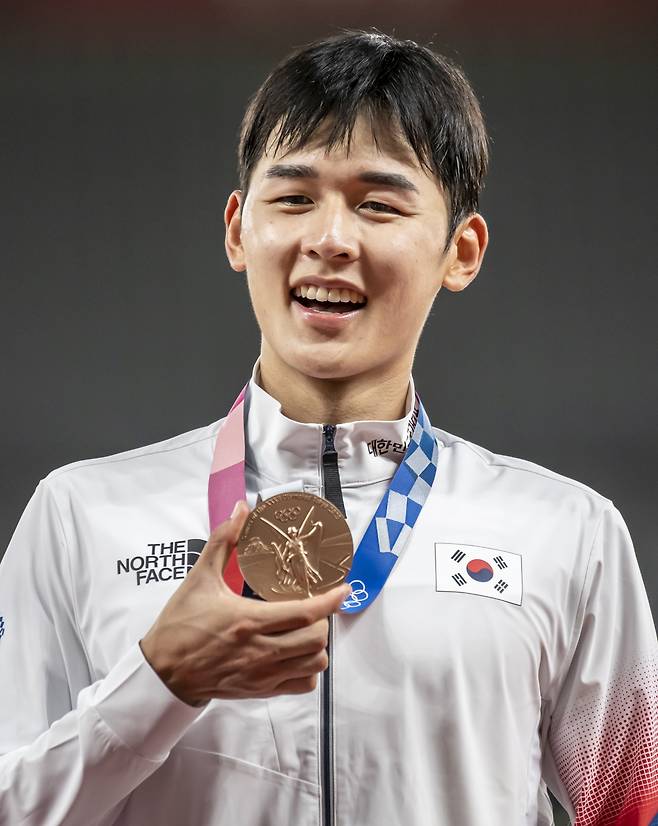 도쿄올림픽 남자 근대5종에서 동메달을 획득한 한국 전웅태가 7일 일본 도쿄스타디움에서 열린 시상식에서 메달을 들어 보이고 있다. 연합뉴스