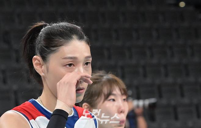 '아! 마지막 올림픽' 김연경이 8일 도쿄 고토시 아리아케 아리나에서 열린 2020도쿄올림픽 여자 배구 세르비아와 동메달 결정전에서 패한 후 눈물을 닦고 있다. 이한형 기자