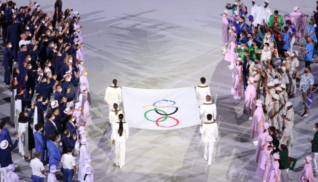 2021년 7월23일 일본 도쿄 신주쿠 국립경기장에서 열린 2020 도쿄올림픽 개막식에서 올림픽기가 입장하고 있는 모습. 연합뉴스