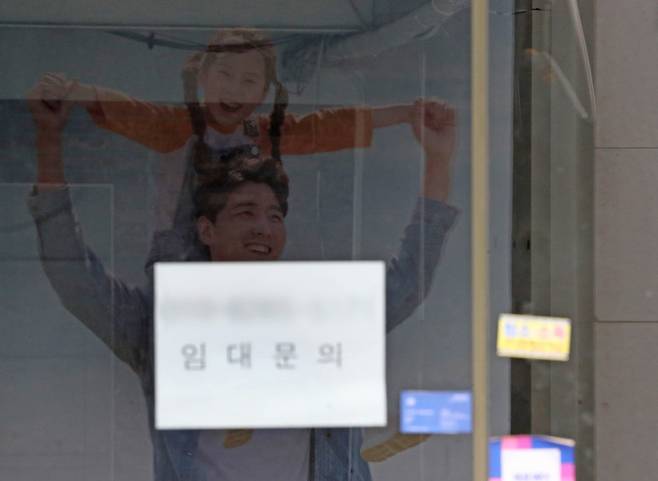 8일 서울 명동거리에 폐업한 가게에 임대 안내문이 붙어 있다. 뉴스1