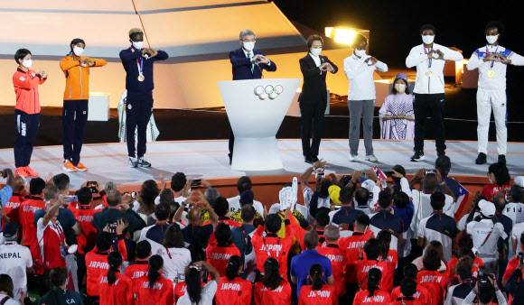 [올림픽] 함께 ‘하트’ 만들기 - 8일 도쿄 신주쿠 국립경기장에서 열린 2020 도쿄올림픽 폐회식에서 토마스 바흐 IOC 위원장, 하시모토 세이코 도쿄올림픽 조직위원장 등이 손으로 하트를 만들고 있다.  2021.8.8 연합뉴스