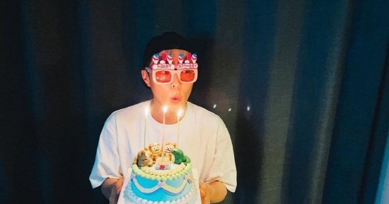 On the 8th, Jang Ki-yong wrote on Instagram, 2021.08.07. Thank you for all the congratulations.Many love and posted several photos and videos.Jang Ki-yong added, Everyone is always healthy and good and full of happy things.In the photo, Jang Ki-yong blows candles in cute sunglasses with his birthday Cake in front of him; the bright smile is impressive.Jang Ki-yong is 30 this year.Jang Ki-yong has appeared on TVN Drama Gang Falling Together with Hyeri.SBS Drama Now, Im breaking up cast and breathe with Song Hye-kyo.Photo: Jang Ki-yong Instagram