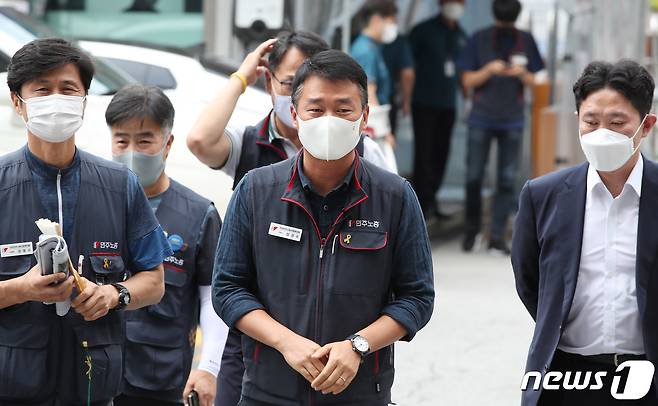 양경수 민주노총 위원장이 4일 오후 서울 종로경찰서로 소환조사를 받기 위해 자진출석하고 있다. 2021.8.4/뉴스1 © News1 박정호 기자