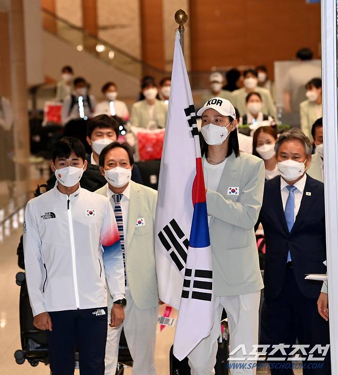 도쿄올림픽에 출전한 대한민국 선수단 본진이 9일 인천공항을 통해 귀국했다. 도쿄올림픽에서 29개 종목에 359명을 파견한 대한민국 선수단은 금메달 6개, 은메달 4개, 동메달 10개로 종합 순위 16위에 올랐다. 기수 김연경과 전웅태가 태극기와 함께 귀국하고 있다. 인천공항=허상욱 기자 wook@sportschosun.com/2021.08.09/