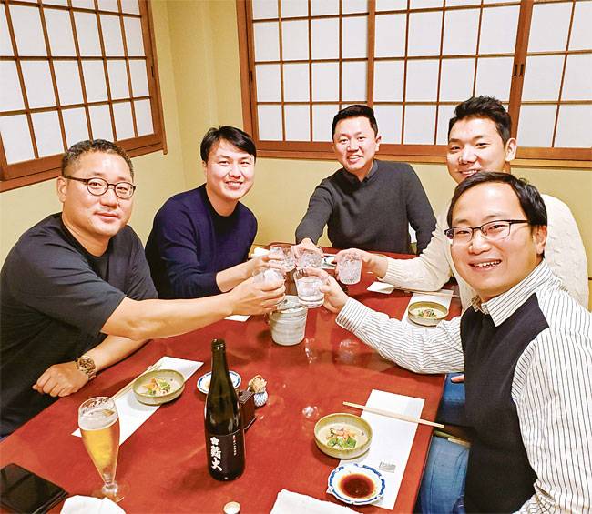 2019년 변준영 컴퍼니케이파트너스 이사와 피투자사 대표들이 일본에 출장 가서 촬영한 사진. 왼쪽부터 시계 방향으로 김현 펀플웍스 대표, 이복기 원티드랩 대표, 변준영 이사, 장영준 뤼이드 대표, 이관우 버즈빌 대표. 사진 변준영