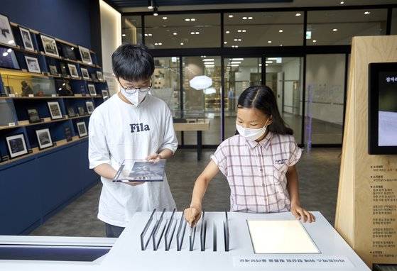 민속아카이브에서 라이트박스를 사용해 사진 필름을 살펴보는 하윤(왼쪽)·김해승 학생기자.