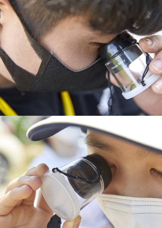 루페로 논에 사는 생물들을 자세히 관찰하는 중인 김재현·임선민 학생기자.