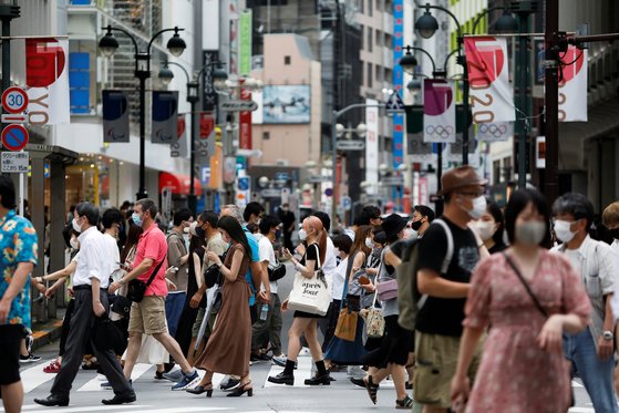 7일 마스크를 쓴 시민들이 일본 도쿄의 시부야 쇼핑가를 지나고 있다. [로이터=연합뉴스]