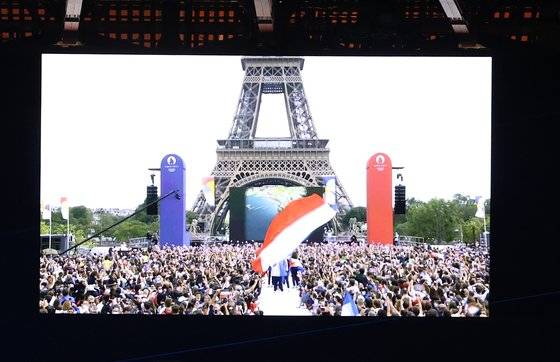 8일 도쿄 신주쿠 국립경기장에서 열린 2020 도쿄올림픽 폐회식에서 2024하계올림픽 개최지인 프랑스 파리의 홍보 영상이 상영되고 있다. [연합뉴스]