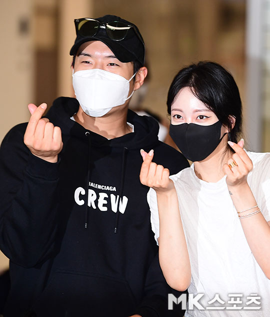 Actor Han Ye-seul returned home via ICN airport on the afternoon of the 9th after his trip to United States of America with Boy Friend.Han Ye-seul draws hearts with Boy friend at arrival