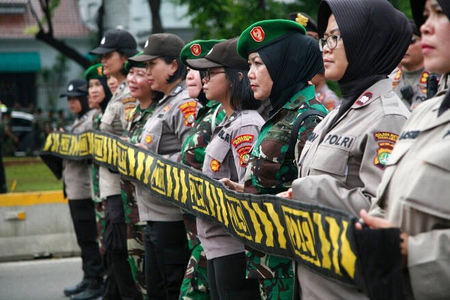 인도네시아 육군이 여군 모집 과정에서 관행처럼 이어진 '처녀성 검사'를 폐지하겠다는 결정을 내렸다. 사진은 지난해 3월 8일 국제 여성의 날을 맞아 모인 인도네시아 여성 국군 장교 및 경찰들의 모습. /사진=휴먼라이츠워치