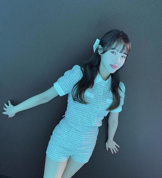 Group Weki Meki member Choi Yoo-jung showed off his watery visuals.Choi Yoo-jung posted several photos on his Instagram on the 9th with an article entitled WEKMEKI4th Anniversary.The photo shows four-year anniversaryThe figure of Choi Yoo-jung, who is making a cute face with a hand shape, which means Is a long wave head and a half bundle, he attracted attention with his pure charm.In another photo, Choi Yoo-jung posed in various poses in a blushing lighting area; he also emanated a lovely charm in a tweed-based white picket knit and shorts.Above all, Choi Yoo-jung boasts a fairy visual with a slender body.The netizens who watched this said, Congratulations Weki Meki four-year anniversary, Princess!!!!!!!!!!, Choi Yoo-jung I love you Weki Meki four-year anniversary.Congratulations, and others.Meanwhile, Weki Meki made her debut in 2017 with her mini-first album, WEME.