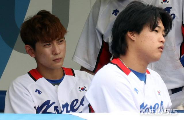 [요코하마(일본)=뉴시스] 최진석 기자 = 야구 이정후와 강백호가 7일 일본 요코하마 스타디움에서 열린 도쿄올림픽 야구 동메달 결정전 도미니카공화국과 대한민국의 경기에서 10-6으로 패하며 4위를 차지한 뒤 아쉬워하고 있다. 2021.08.07. myjs@newsis.com