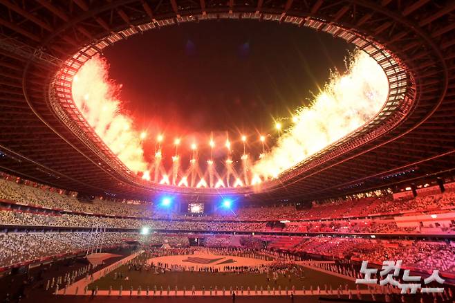 지난 8일 도쿄올림픽 스타디움에서 열린 2020도쿄올림픽 폐회식에서 경기장 위로 마지막 불꽃이 터지고 있다. 올림픽사진공동취재단