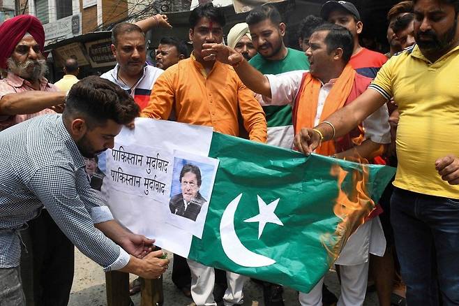 파키스탄 국기를 태우며 항의하는 인도인들. 로이터 연합뉴스