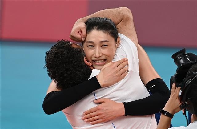 한국 배구대표팀 김연경이 4일 일본 아리아케 아레나에서 열린 도쿄올림픽 여자 배구 8강 한국과 터키의 경기에서 승리한뒤 코치진과 기뻐하고 있다.  2021.08.04 도쿄=올림픽사진공동취재단