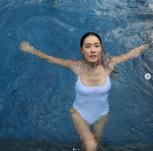Group After School Kahi spent a cool time in a swimming pool.Kahi posted photos of her enjoying swimming leisurely in a swimming pool on her 10th day.In the photo, Kahi drew attention to her sturdy figure, which attracted many fans envy as she enjoyed a wide swimming pool without anyone.Kahi had two sons in 2016 with Businessman and marriage, who are active in and out of Bali, South Korea.