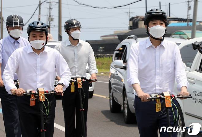 이준석 국민의힘 대표가 지난 6월 23일 오전 원희룡 제주지사와 함께 전동킥보드를 타고 제주시 구좌읍 해안도로를 달리고 있다.  © News1