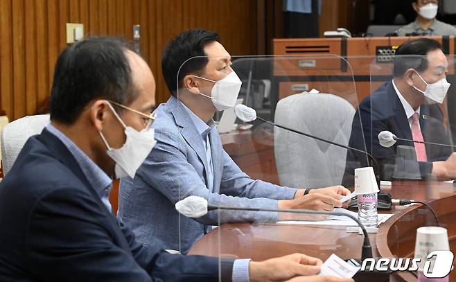 김기현 국민의힘 원내대표가 10일 서울 여의도 국회에서 열린 원내대책회의에서 모두 발언을 하고 있다. 2021.8.10/뉴스1 © News1 오대일 기자