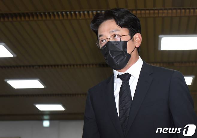 프로포폴 불법 투약 혐의를 받고 있는 하정우(43·본명 김성훈)가 10일 오전 1차 공판을 위해 서울중앙지법으로 들어서고 있다. 하정우는 지난해 2월, 2019년 1월~9월 프로포폴을 불법 투약했다는 의혹이 불거졌다. 검찰은 하정우가 친동생과 매니저 이름으로 프로포폴을 불법 투약했다고 판단한 것으로 알려졌다. 하지만 소속사 측은 피부 흉터 치료를 위해 강도 높은 레이저시술을 받았다고 해명하며 "치료를 받을 때 원장의 판단 하에 수면마취를 시행한 것이 전부이며 약물 남용은 전혀 없었다＂고 강조했다. 2021.8.10/뉴스1 © News1 권현진 기자