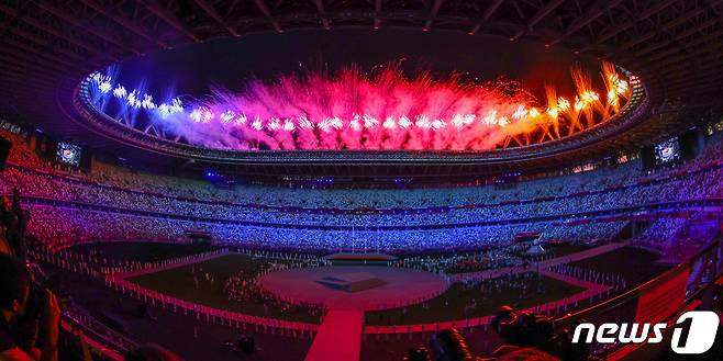 8일 오후 일본 도쿄 국립경기장에서 열린 '2020 도쿄올림픽' 폐막식에서 폐막을 알리는 불꽃이 하늘을 수놓고 있다.  2021.8.8/뉴스1 © News1 이재명 기자