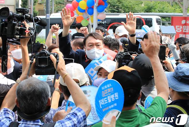 윤석열 국민의힘 대선 예비후보가 3일 오후 서울 은평구 응암역 앞에서 국민의힘 당원 가입을 독려하는 홍보 활동을 하며 지지자들에게 인사하고 있다. 2021.8.3/뉴스1 © News1 구윤성 기자